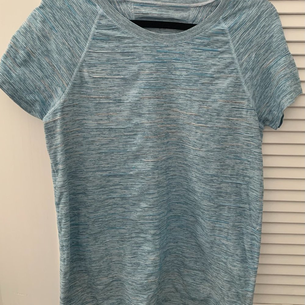 ATHLETA MOMENTUM SEAMLESS TEE -  SHORT SLEEVE -SIZE L